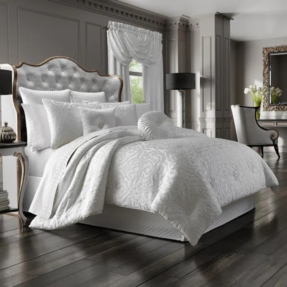 J. Queen New York Astoria White Comforter Set - King NEW